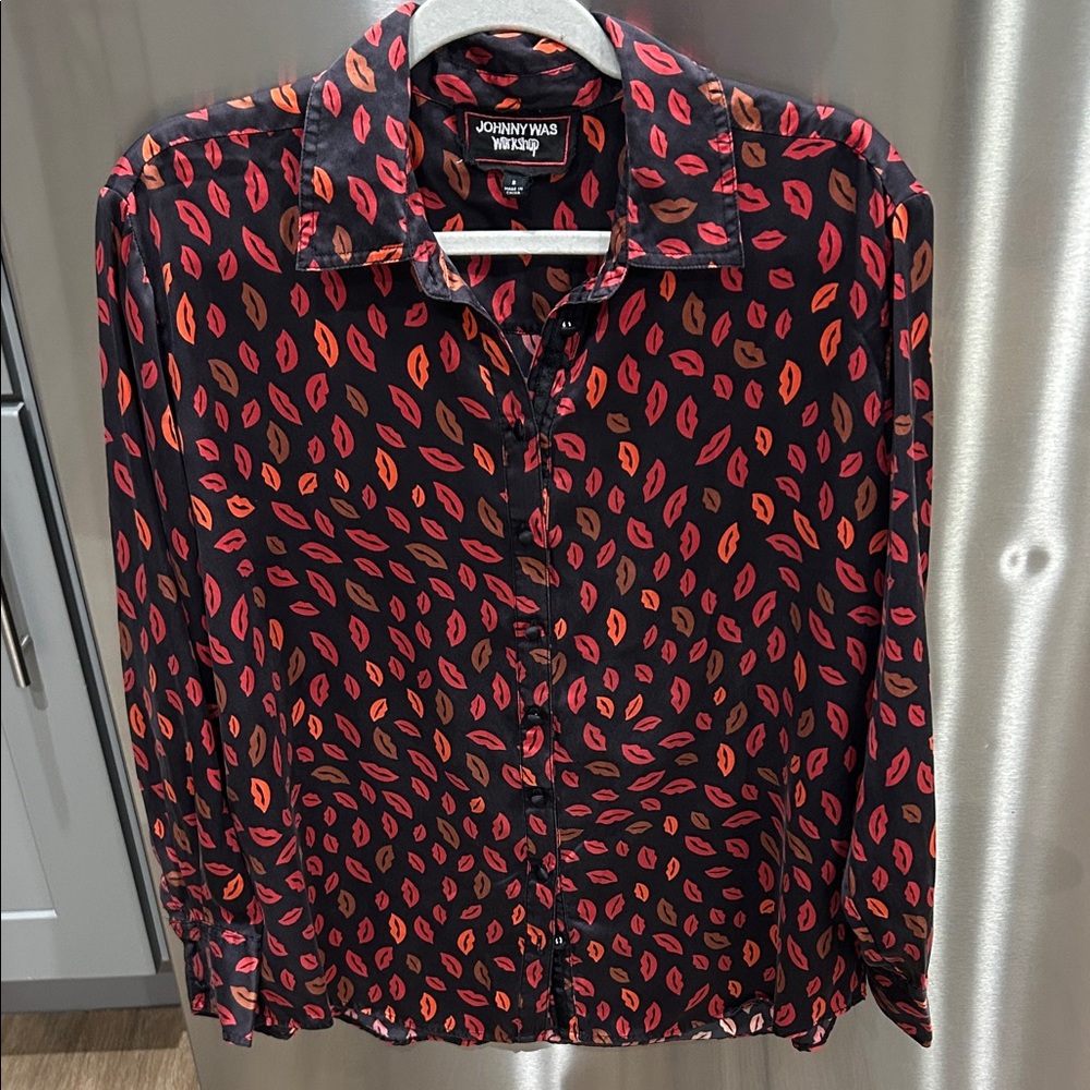 Johnny Was Women's Red and Black Lip Print Blouse